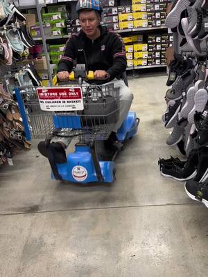 A post by @kevin_floresz on TikTok caption: #velocidad #soyveloz #walmart 