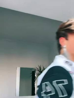 A post by @wilomendes1 on TikTok caption: #duet with @ОМЕЛОНІ