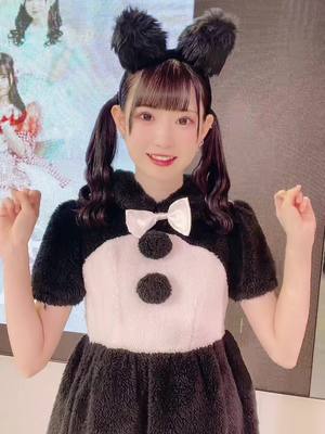 A post by @hiiragimaina on TikTok caption: 全部なんて言ってるかわからん🐼　#地下アイドル #コスプレ