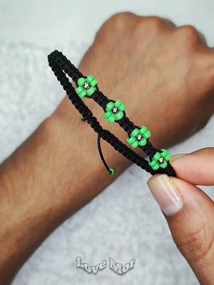 A post by @lovemor23 on TikTok caption: ¿Te gustan las Flores?🍀 #bisuteria #macrame #bracelet #pulseras #fyp 