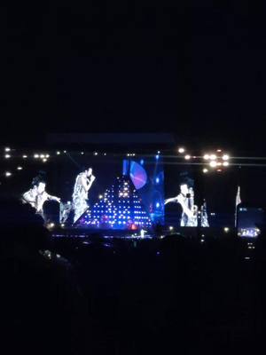 A post by @dollyxedix on TikTok caption: GUARDA CHE LUNAAA🌙 #Loveontour #harrystylesvids #foryoupage #rfcarena #fyp #reggioemilia #campovoloharrystyles #reggioemiliaharrystyles 