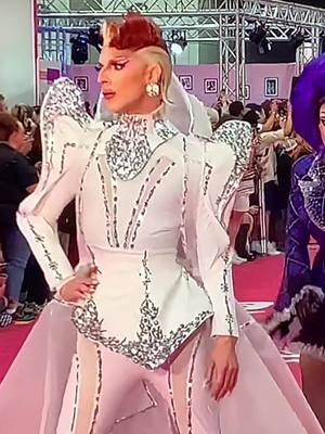 A post by @giselelullaby on TikTok caption: Attenzione Pickpocket!! Memory from the pink carpet @RuPaul's DragCon with my friend @Lawrence Chaney 💜🤍#fy #foryoupage #drag #dragqueen #cdr #mtl #dragracecanada #rupauldragcon #pinkcarpet @Canada’s Drag Race @RuPaul’s Drag Race