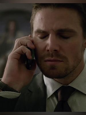 A post by @olicitysmoakqueen on TikTok caption: Replying to @Dezziackles indeed he did. His reaction to this phone call said everything especially 00:28 😭🏹💚 #olicity #greenarrow #arrow #oliverqueen #felicitysmoak #shipedit #shipedit #countvertigo 