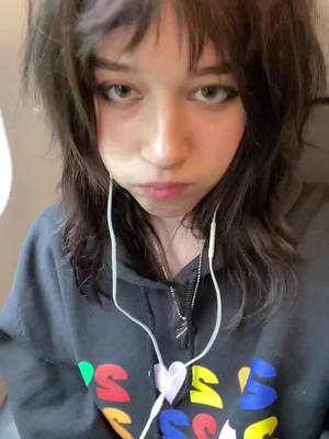 A post by @jayleeenee on TikTok caption: hair is a mess and i’m SO tired BUT I’M OMW TO LONDON SO IT’S FINE