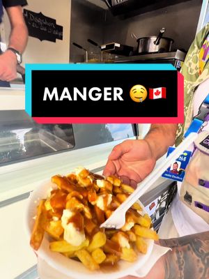 A post by @jackodesbois on TikTok caption: « LE PETIT QUÉBEC » VOUS PROPOSE SA BONNE POUTINE 🤤🇨🇦 ET FRANCHEMENT C’EST UNE TUERIE!!! #estivaleopenair #estavayerlelac #festival #jepeuxpasjaifestival #foodtiktok #poutine @Estivale Open Air 