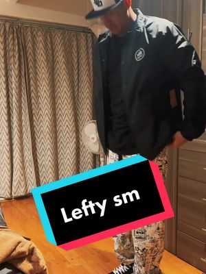 A post by @leftysm_ on TikTok caption: listo para mi show de hoy, no se editar los videos 🤣🤣 #FashionTikTok y #nuevamusica 