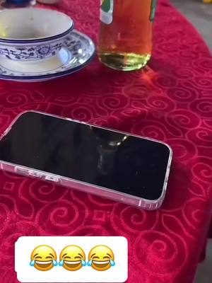 A post by @nuevoentiktok__ on TikTok caption: #telefono #botella #jajaja #risas #gracia #movil #celular #gracia #gracioso #parati 