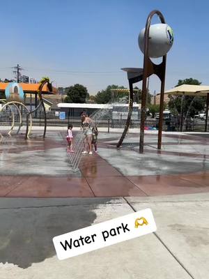 A post by @veronica25260 on TikTok caption: #waterpark #oregoncheck #MomsofTikTok #parati #muchacalor🥵🥵🥵