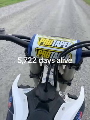 A post by @bennyboar44 on TikTok caption: #fyp #fun #dirtbike #husqvarna #250 #07 #life #october #perfeshional #days #Summer #protaper #wheelie #life 