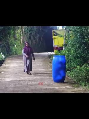 A post by @funnyvideo19971 on TikTok caption: #prankpocong #poconglucu #fun #funnytiktok #funnyvideos #funny #funnyvideo #prank #failvideo #hororkomedi 