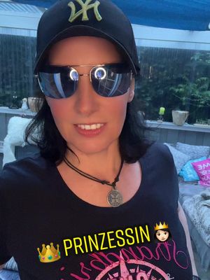 A post by @susa1202 on TikTok caption: #princess #funny #😂 #grimmsmärchen #foryou #fyp #😂😂😂 #wunderschön #warte #prince #lassmachen #😈🔥 #😈 #bösesmädchen #nichternstnehmen #teufelszeug #humor #followers😘thanku🙏🙏❤️❤️❤️ #😍 #❤️ #💋 #👸🏻 #🧊 #👑 #seiwunderschönundwarte