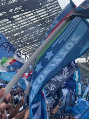 A post by @vivereultras on TikTok caption: Stiamo per tornare a tutto questo!💙 #ultras #vivereultras #perte #foryou #mondoultras #napoli #napolicalcio #ultrasnapoli #curvaa 