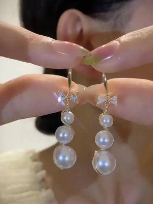 A post by @chengkyiqdl on TikTok caption: #eardrop #jewelry #fashiontiktok #tiktok #beautifulview #gorgeous #fashion #ornaments #✨✨✨ 