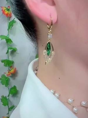 A post by @chengkyiqdl on TikTok caption: #jewelry #fashiontiktok #beautifulview #gorgeous #ornaments #tiktok #fashion #✨✨✨ #beautiful #foryou #fyp #eardrop 