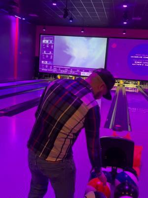 A post by @ramluviano on TikTok caption: Ahora vamos a tirar bolas 🎳 #bowling #bowlreceipt