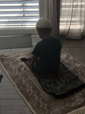 A post by @mclla.yldz on TikTok caption: Hold on to your salah Because if you lose that…. you will lose everything else…. #muslimkids #fy #elhamdülillah #pray #sukranlillah #salah #namaz #müslüman #islam #allahuakbar #mekkah #medina #terapia 