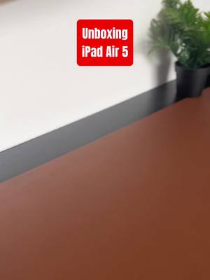 A post by @claroshop on TikTok caption: Unboxing iPad Air 5 📲😎 #lovientiktok #viraltiktok #unboxing #ipad #air5 #pov #tiktokviral #tecnologia 