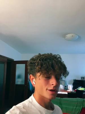 A post by @alessandromorante on TikTok caption: MOMENTO MOMENTO MOMENTO… #sing #iris 