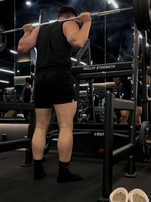 A post by @irancik1111 on TikTok caption: focusing technique🫢 #gymmotivation #스커트 #1more #legday #헬스