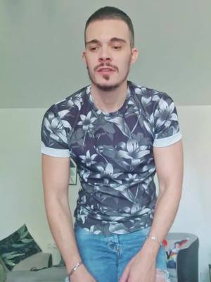 A post by @kevin..39 on TikTok caption: #abonnetoi#pourtoi#celib#lgbt 😉🏳️‍🌈💪👍