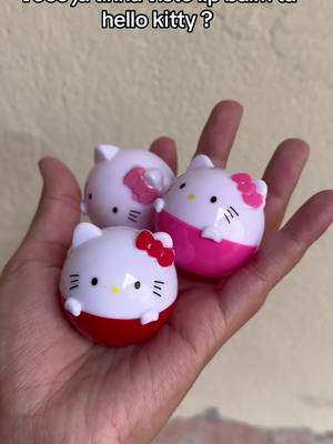 A post by @happier_papelaria on TikTok caption: Apenasum lip balm da hello kitty!!!! To surtando !!!! #papelariaonline #papelariafofa #batom