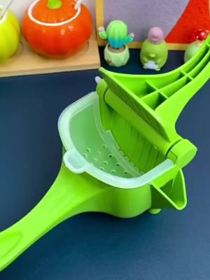 A post by @lifehacksmg on TikTok caption: Friends who like to drink juice, hurry up and try this multifunctional manual juicer. , the squeezed juice is clean and hygienic, and it’s delicious#us #foryou #lifehacks #goodthing #amazonfinds 