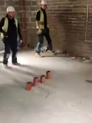 A post by @drole2monde_ on TikTok caption: la fin je suis mort #viralvideo #fypシ #fypシ゚viral #pourtoi #pourtoii #foryou #like #Drôle2Monde #chantier #football 