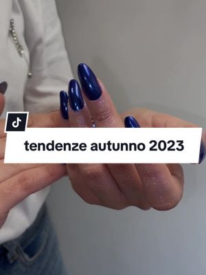 A post by @ilybeautynails on TikTok caption: Questo blu e pazzesco 💙🥹  Noi abbiamo dato l’inizio alle tendenze autunnali 2023.  Cosa ne pensate di questo effetto? Fatemelo sapere nei commenti💙  #ilybeautynails #nails #nailsartvideos #nailsart #nails💅 #nailart #nailsalon #nailsoftiktok #naildesigns 