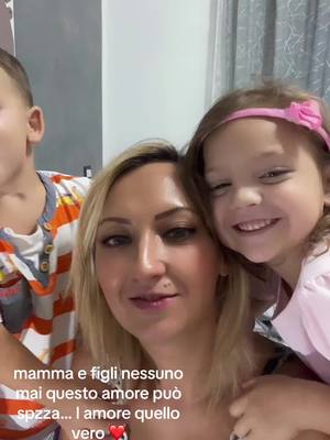 A post by @mariacaiazzaa on TikTok caption: #mammaefigli #nessunopuospezzarequestoamore #noipersemprecosì #viamo #cuori