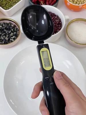 A post by @lifehacksmg on TikTok caption: The electronic measuring spoon is a must-have for kitchen chefs.#us #foryou #lifehacks #goodthing #amazonfinds 