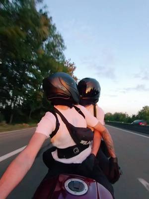 A post by @_rmrider on TikTok caption: Rien de mieux qu’un coucher de soleil a moto ! Ne me dit pas le contraire 👌 #foryou #pourtoi #fyp #fypシ #foryoupage #bikelife #motarddefrance #moto #sv650s #couplegoals #couple #coucherdesoleil #sunset #sunsetlovers