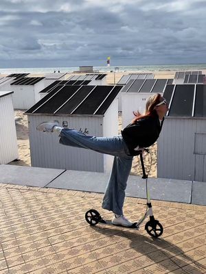 A post by @tinne.oltmans on TikTok caption: The step: zee editie. Coolste griet van de dijk. 🤙 #step #TinneOltmans #humor #Oostende