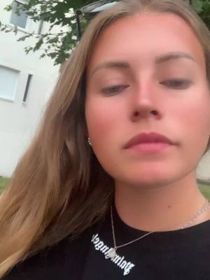 A post by @melcldn on TikTok caption: ❓Comment votre rentrée s’est elle passée❓ #tiktok #pourtoi #rentrerscolaire #foryou #question #vacances 