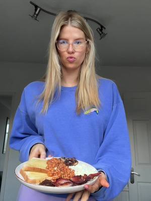 A post by @hannahleigh0 on TikTok caption: Make breakfast with me 😌🥓🍳  #cookwithme #breakfast #ratemyplate #fullenglishbreakfast 