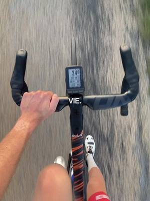 A post by @axel_vnti on TikTok caption: #CapCut #axel_vnti #roadbike #orbeaorcaomx #fyp