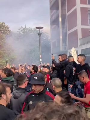 A post by @_.ac_milan._ on TikTok caption: MILANO❤️🖤#CapCut #fossadeileoni #MyDolceMoment #milan #pertutti #andiamoneiperte #fypシ゚viral #fypシ #CapCutVelocity #andiamoneiperteee #calcio #derby 