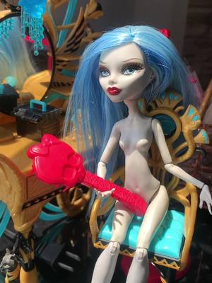 A post by @imvalenciabby on TikTok caption: Fixing ghoulia yelps doll 🤍 #monsterhigh #monsterhighdolls #ghouliayelps #dolls #muñecas #fixingdolls #monsterhigh #fypシ゚viral #paratii #foryoupage 🤍