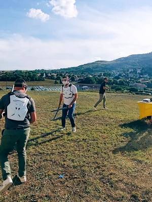 A post by @placeauxjeux63 on TikTok caption: Duel aux pieds du plateau de Gergovie en Auvergne ⚔️⛰️ #soleil #duel #nouveauté #epe #estoc #chevalier #auvergne #animation #cohesion #gaulois #combat #equipe 