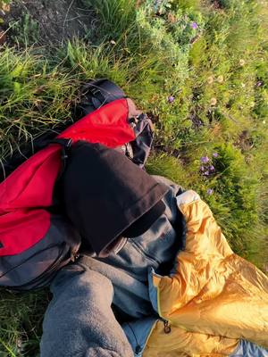 A post by @david.miguez on TikTok caption: Despertarte a las 6 y ver este amanecer, quien se apunta?🤠⛰️☀️ #fyp #pirineos #montaña #amanecer 