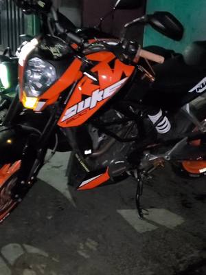 A post by @brandyymt on TikTok caption: #duke200 #ktm200 #brandyymt #viral #parati #ws150sport 👹💥🥺 y pal envidioso le tiramos la buena 