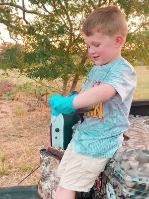 A post by @ashwsandlin on TikTok caption: Pulling heads ans plucking feathers. #dovehuntersoftiktok #dovehunt2023 #countryboy 