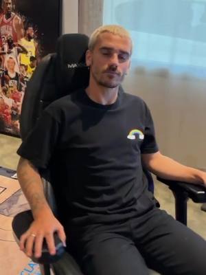 A post by @antogriezmann on TikTok caption: Llega la NFL a @GriziHuddle. Mañana arrancamos. 🏈