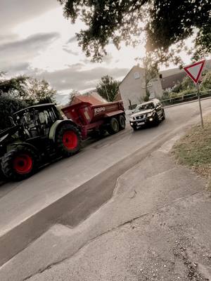 A post by @david.umlandt on TikTok caption: #derhastmostunterderhaube #6630johndeere #lassknacken😂 #6195r😈💪🔥 #dückern