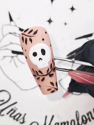 A post by @unias_mamalonas on TikTok caption: Calaverita minimal  #tutorial #nailtutorial #tutorialuñas #tutorialnailart #tutorialnailartsimple #tutorialnailartespañol #fallnails #halloweennails #halloweennailart #darknails #aprendeuñas #AprendeEnTikTok #aprendeconmigo #aprendenailart #nailart #easynailart #easynailtutorial #tutorialuñas_tiktok #nailtok #uñasmexico #skull #easynailart #skullnailart #minimalnailart #minimalnails #minimalnailinspo #fallnails2023 #cutenailideas #nailideas #easynailideas 