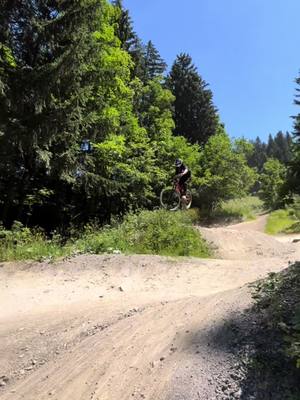 A post by @comezecchin on TikTok caption: Bend cut ! #mtb #lesgets #fullcut #downhill #mtblife