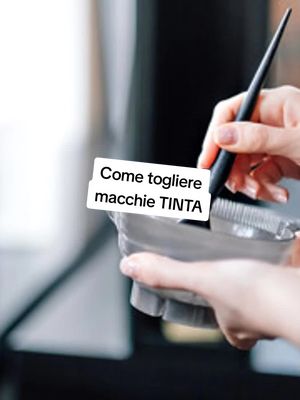 A post by @treschicyt on TikTok caption: Come togliere le macchie di TINTA dai Tessuti #toglieremacchietinta #macchietinta #tintacapelli #smacchiaretessuti