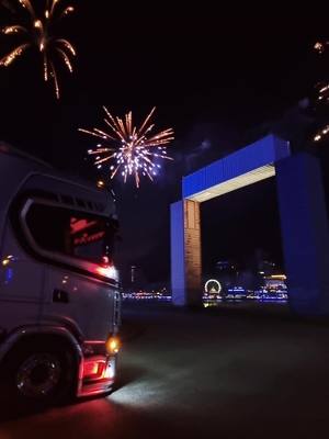 A post by @katha_v8_kellerkind on TikTok caption: Feuerwerk Cruise Days 2k23 Hamburg 🥳 #Hamburg #cruisedays #Feuerwerk #landungsbrücken #scania #kellerkind #liebe #lovemyjob