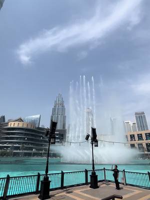 A post by @nadia_20.02 on TikTok caption: Dubai😍#dubai🇦🇪 #dubai_dxb_uae #fy #viral #dubaitiktok #foryou #fürdich #tiktokdeutschland #fyp #burjkhalifa #fontaine 