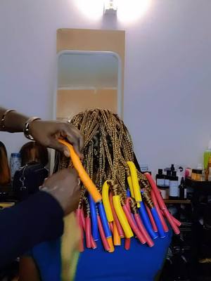 A post by @beatriceokomite0 on TikTok caption: #beatriceonelove #coiffeuse #tresseafricaine #tressecolle #capcut