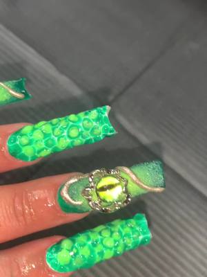 A post by @daisy.babbyyy on TikTok caption: A pop off set i did today 🐉  #nail #nailart #nails #nailsartvideos #nailinspo #nailsoftiktok #fypシ  